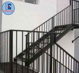 CẦU THANG SẮT NGOÀI TRỜI