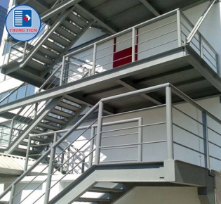CẦU THANG SẮT THOÁT HIỂM NGOÀI TRỜI